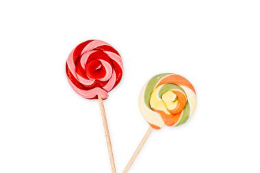 Beyaz arka plan üzerinde renkli sarmal lolipop