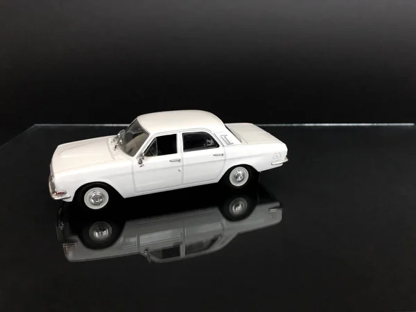 Λευκό Ρετρό Αυτοκίνητο Μαύρο Φόντο — Φωτογραφία Αρχείου