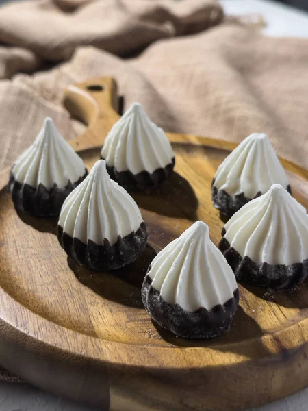 Kurabiye ya da süpheli, geleneksel bir Latin Amerika tatlısı, tahtanın üzerinde koyu çikolata tabanlı.