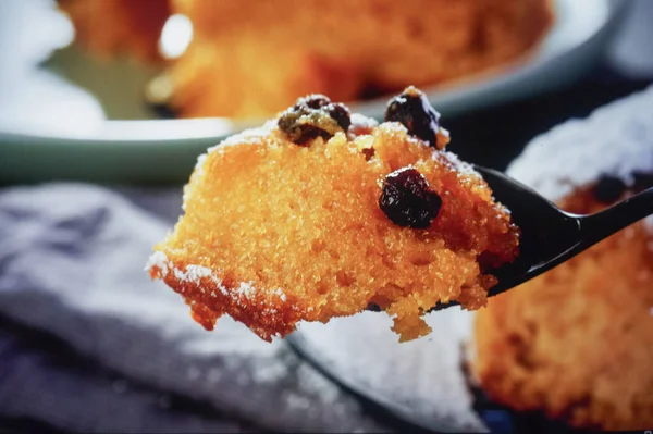 Kuru üzümlü bir kaşık dolusu Sünger keki yakın plan.