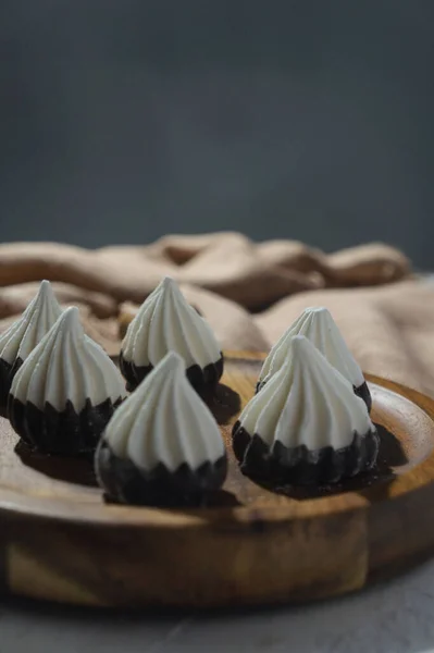  Ev yapımı krema, koyu çikolata bazlı bir ahşabı ısırır.