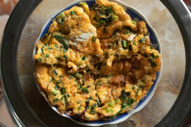 Vietnam usulü sahanda yumurtalı omlet ve soğanlı ev yapımı popüler bir yemek. Basit ve lezzetli Asya mutfağı..