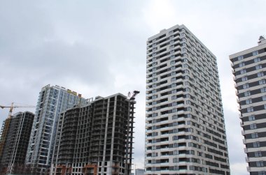 Ukrayna 'nın Kyiv kentinde inşa halindeki yeni yüksek binaların büyük ölçekli inşaatı