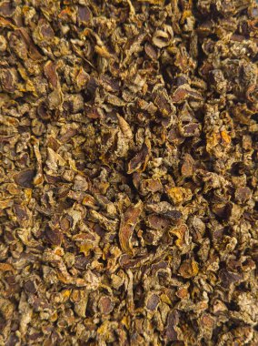 Temizlenmiş zerdeçal ya da kök parçaları yığını, curcuma longa, yemek ve tıpta yaygın olarak kullanılan baharat, faydalı özellikler için işlenmeye hazır kök benzeri yapı, seçici odaklanma