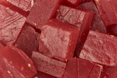 Kırmızı ghee misket tüfeği ya da Karaçi Halwa parçaları tam kare, geleneksel Hint ve Sri Lanka tatlı tatlısı, kutlamalar ve festivaller için lezzetli ikram