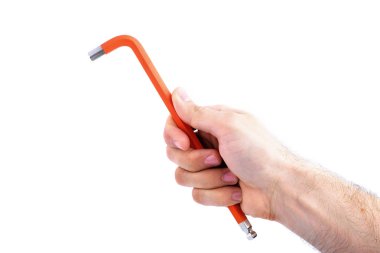 Allen anahtar beyaz arka plan yakın çekim izole turuncu tutan el