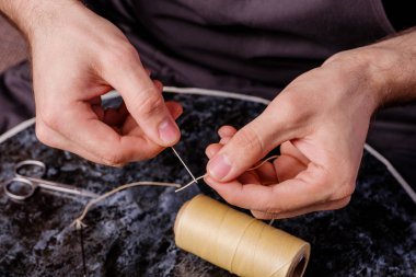 deri iğne ve erkekler elinde mumlu iplik, ayakkabıcılar tarafından kullanılan araçları kapat