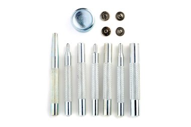 perçin ve beyaz arka plan üzerinde izole araçları