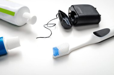 diş fırçası ve diş ipi beyaz arka plan üzerinde izole etmek
