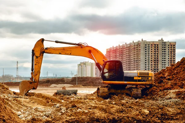 Gula Grävmaskin Arbetar Sand Väg Byggandet Molnigt Väder — Stockfoto