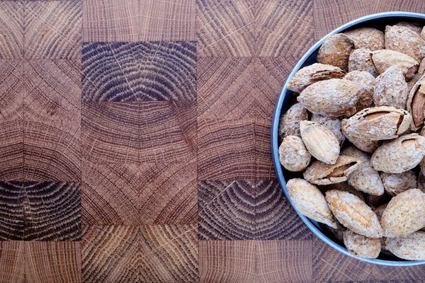 Nüsse Snack Gesalzene Mandeln Der Schale Metallteller Auf Hölzernem Kochbrett — Stockfoto