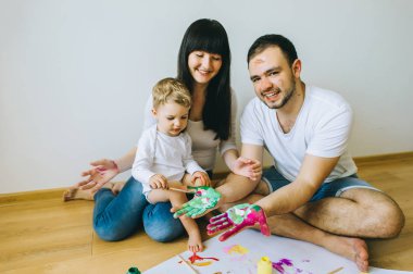 mutlu aile bir poster ve başka bir boya ile resim