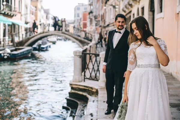 ヴェネツィアの通り夫婦美しい — ストック写真