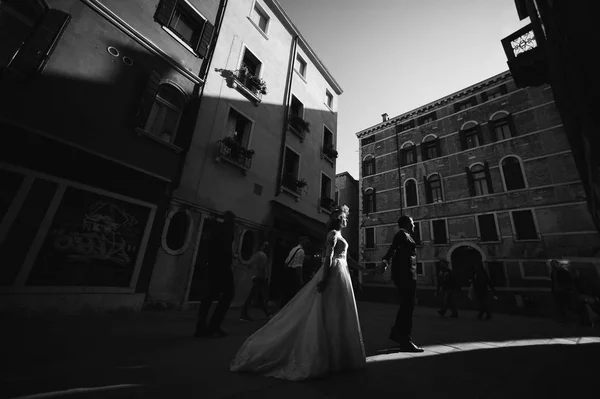 Foto Blanco Negro Una Hermosa Pareja Casada Calle Venecia —  Fotos de Stock