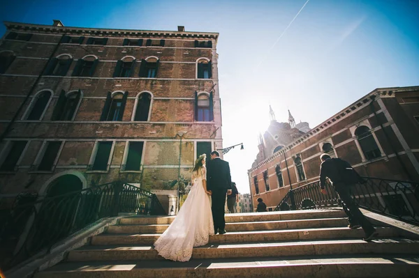 Bella Coppia Sposata Sulla Strada Venezia Camminando Sulle Scale — Foto Stock