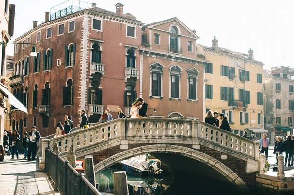 Beautiful Gift Par Gatan Venedig Som Står Bron — Stockfoto