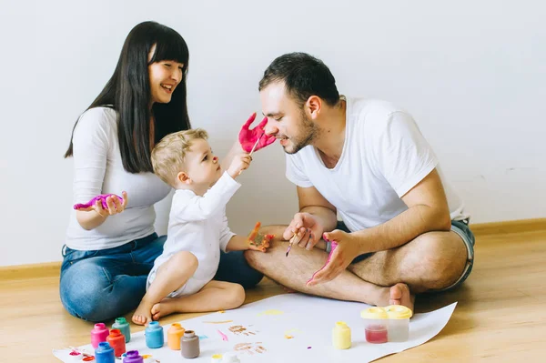 Lycklig Familj Måla Affisch Och Annan Med Färger — Stockfoto