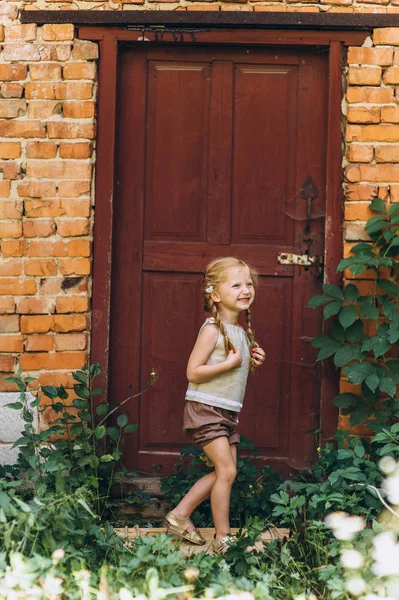 Χαριτωμένο Μικρό Κορίτσι Ξανθά Μαλλιά Εξωτερικούς Χώρους — Φωτογραφία Αρχείου