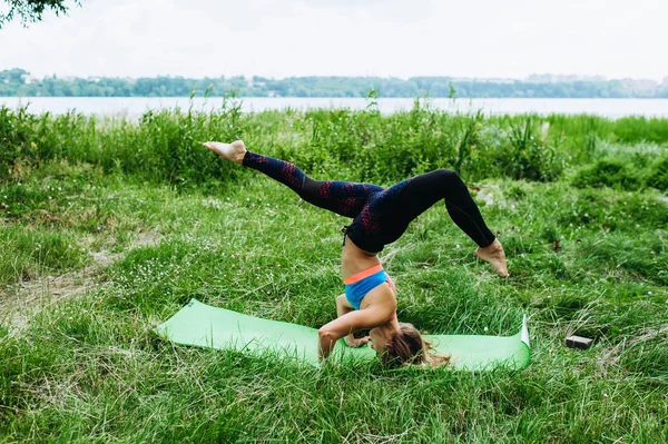 Mujer Joven Deportiva Ropa Deportiva Haciendo Ejercicio Yoga Aire Libre —  Fotos de Stock