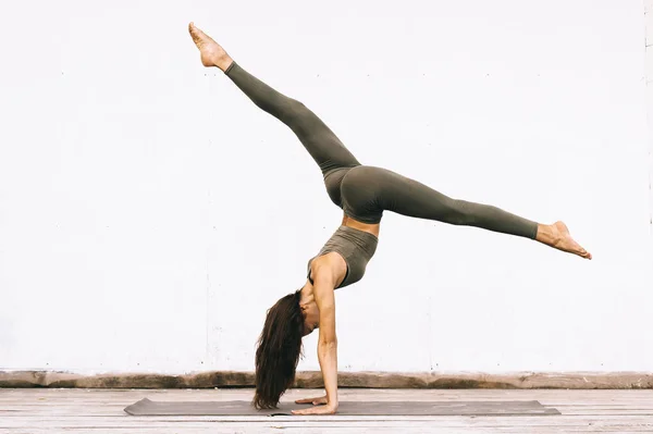 Attraktiv Ung Kvinna Yoga Poserar Vit Bakgrund — Stockfoto