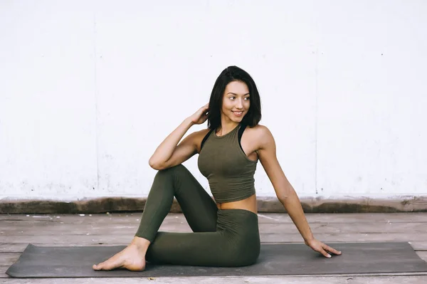 Atractiva Joven Pose Yoga Sobre Fondo Blanco —  Fotos de Stock