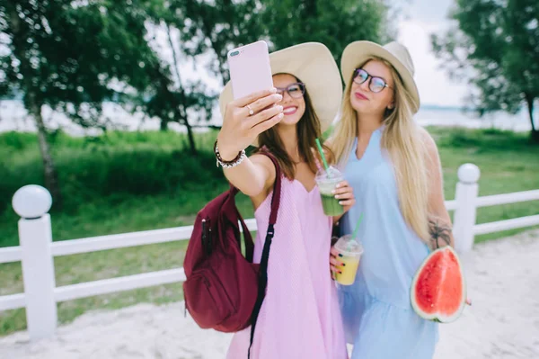 Två Glada Tjejer Dricka Saft Och Göra Selfie — Stockfoto