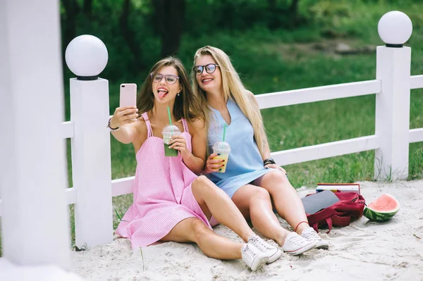 Två Glada Tjejer Dricka Saft Och Göra Selfie — Stockfoto