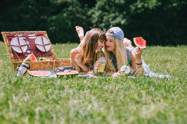 Två Vackra Flickor Äter Vattenmelon Picknick — Stockfoto
