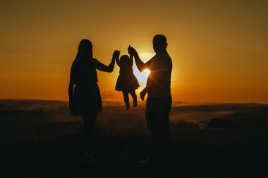 Baba Anne ve kızı gün batımını hayranım 