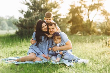 mutlu bir aile açık havada iki çocuklu 