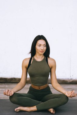 Yoga çekici genç kadın beyaz arka plan üzerinde poz