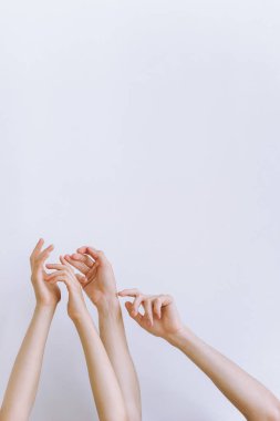 iki kişinin üstüne beyaz bir arka plan üzerine çizilen