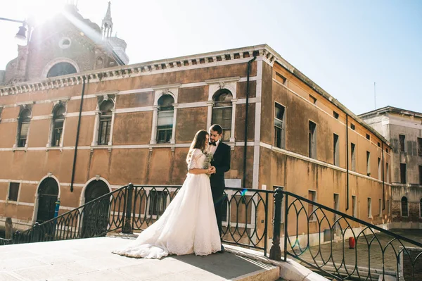Прекрасная Супружеская Пара Улице Венеции — стоковое фото