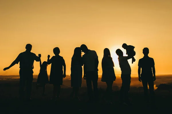 さまざまな世代の家族を満たす美しい日没時間 — ストック写真