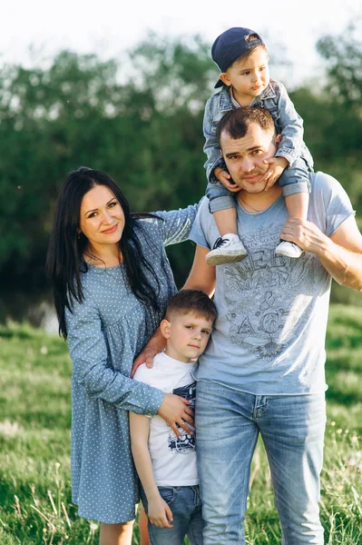 Família Feliz Com Duas Crianças Livre — Fotografia de Stock