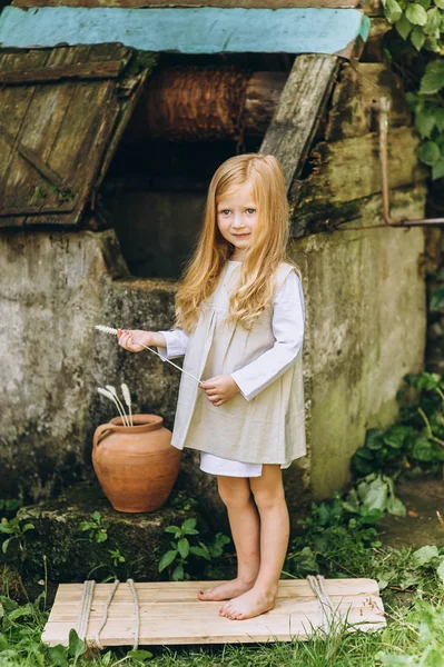 Menina Bonito Com Cabelo Loiro Livre — Fotografia de Stock