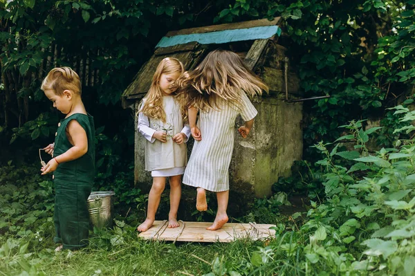 Drei Kinder Spielen Der Nähe Des Brunnens Auf Einer Rasenfläche — Stockfoto