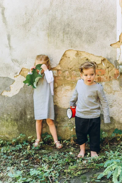 Bambini Che Giocano Sullo Sfondo Del Muro — Foto Stock