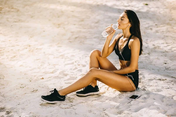 Jovem Mulher Estilo Bastante Desportivo Sentado Uma Praia Água Potável — Fotografia de Stock