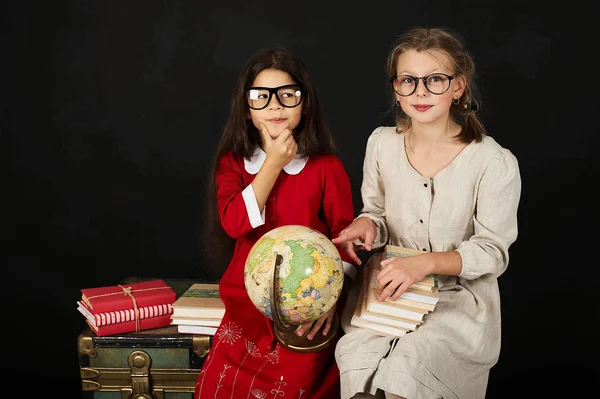 Duas Colegiais Bonitas Felizes Com Globo Livros Sentados Peito Backgroud — Fotografia de Stock