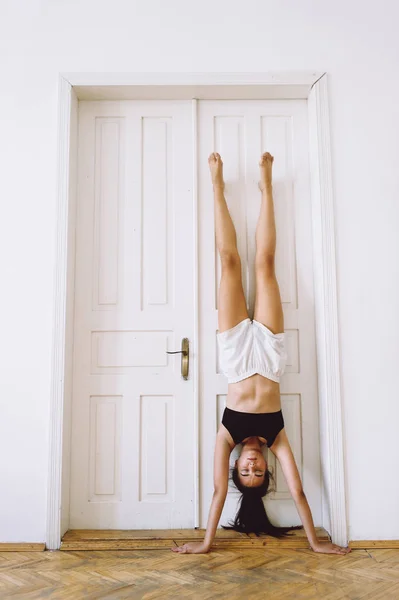 Menina Bonita Parquete Lacado Meio Uma Sala Branca Está Suas — Fotografia de Stock