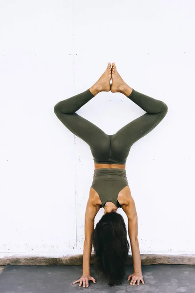 Atractiva Joven Pose Yoga Sobre Fondo Blanco — Foto de Stock