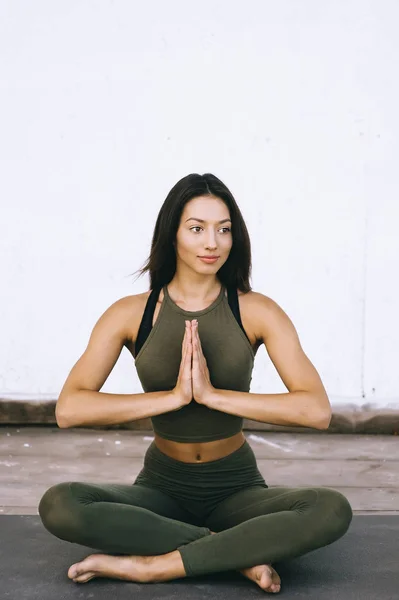 Attraente Giovane Donna Posa Yoga Sfondo Bianco — Foto Stock