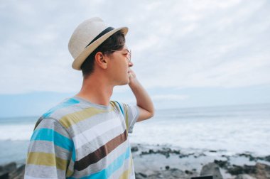 Sahilde yakışıklı genç adam portresi