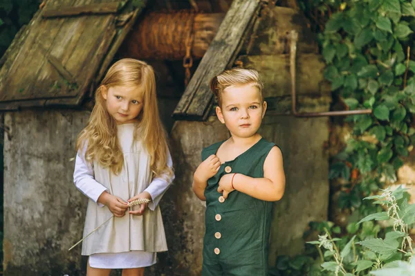 Duas Crianças Bonitos Brincando Juntos Livre — Fotografia de Stock