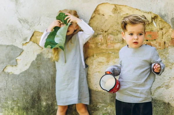 Duas Crianças Bonitos Brincando Juntos Livre — Fotografia de Stock