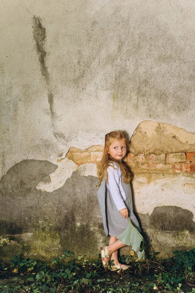 Carino Bambina Con Capelli Biondi All Aperto — Foto Stock