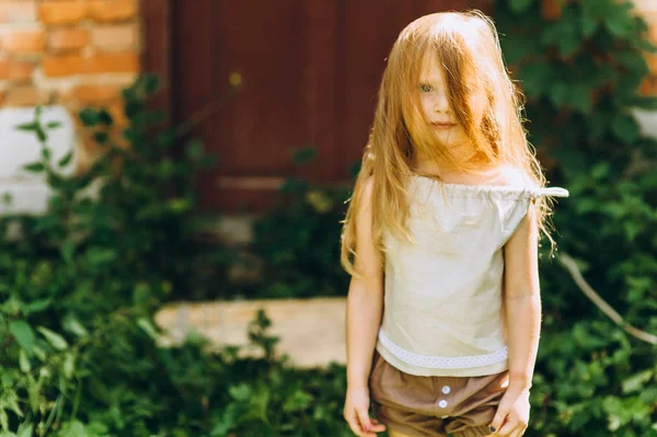 Mignonne Petite Fille Aux Cheveux Blonds Plein Air — Photo