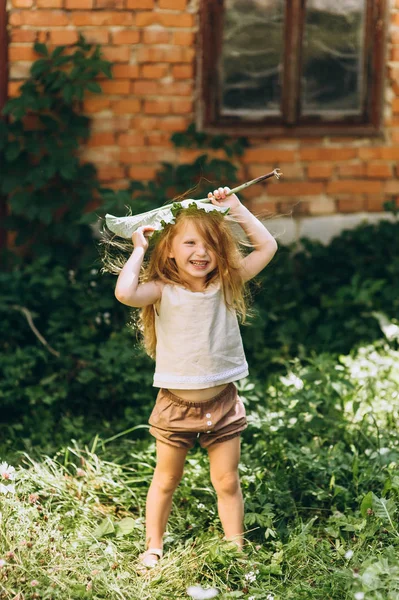 Nettes Kleines Mädchen Mit Blonden Haaren Freien — Stockfoto