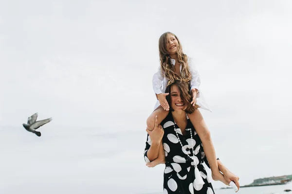 Μητέρα Και Κόρη Κρατώντας Χέρια Και Πόδια Στην Παραλία — Φωτογραφία Αρχείου